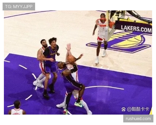 卡卡回撤接应盘活中场，关键战主导进攻撕开防线