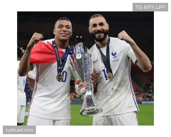 本泽马与姆巴佩在锋线推进下形成主动分散结构趋势