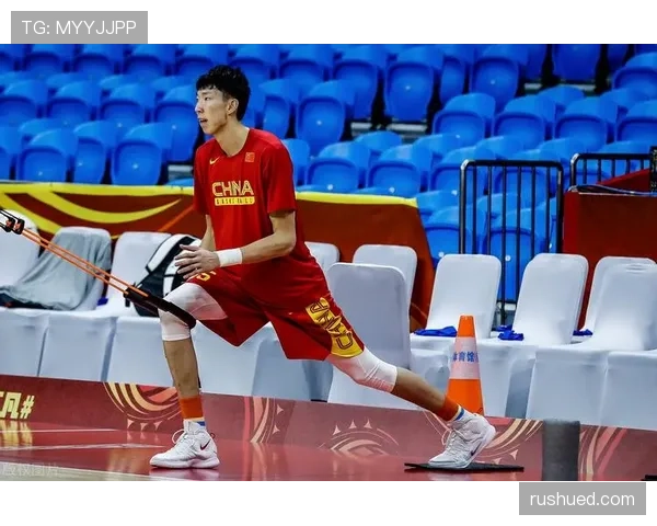 周琦站在人群里，那种随手就能买栋别墅的气场，普通人顶不住