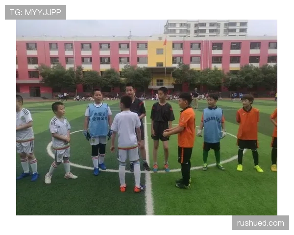 足球假动作规则解析：判罚标准与裁判判定重点